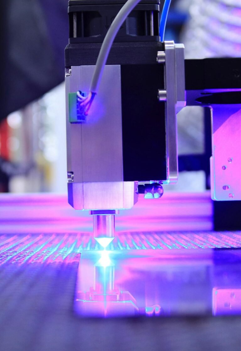 Machine à gravure laser qui découpe dans la matière